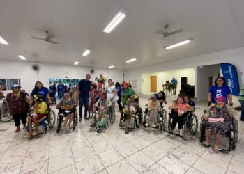 Voluntários da Águas Guariroba animam baile de carnaval no Asilo São João Bosco