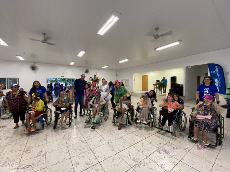 Voluntários da Águas Guariroba animam baile de carnaval no Asilo São João Bosco