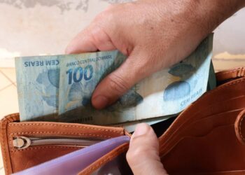 Salário de 84 mil servidores estará disponível na sexta-feira injetando R$ 542 milhões na economia