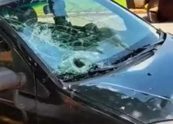 Mulher briga em ponto de ônibus, sai correndo, é atropelada por carro e morre
