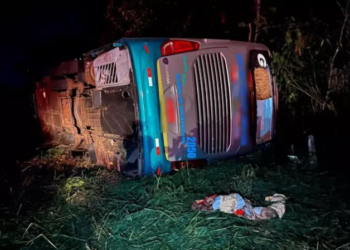 Ônibus com passageiros de MS que voltava de evento rural tomba e deixa feridos na BR-163