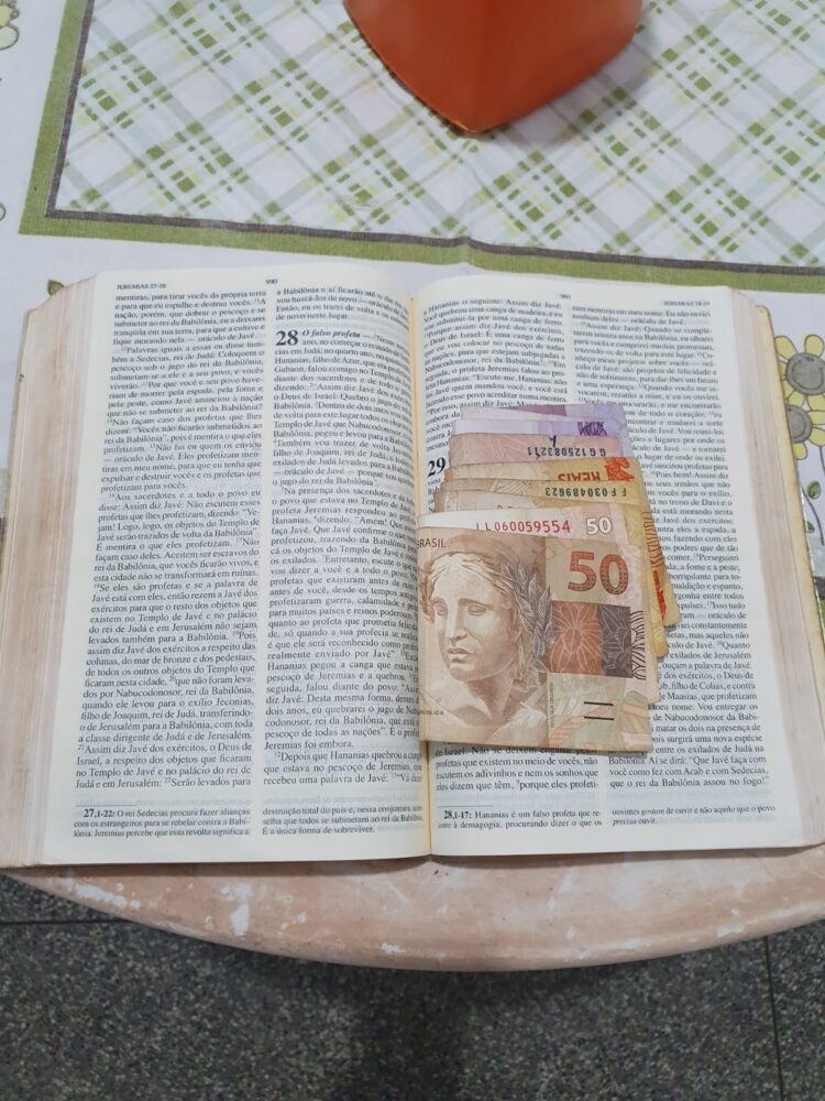 “Falso Profeta”: Traficante guardava dinheiro da venda de drogas dentro da Bíblia