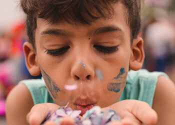 Carnaval infantil: cuidados para uma folia segura e como fazer confete ecológico com a criançada