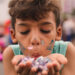 Carnaval infantil: cuidados para uma folia segura e como fazer confete ecológico com a criançada