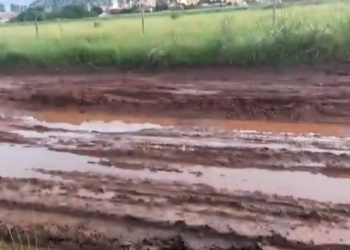 Vídeo: Motorista de ônibus se nega a entrar em rua de lama no Riviera e moradora desabafa