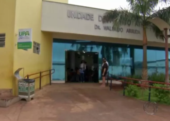 Após reclamação na demora no atendimento, recepcionista de UPA joga álcool em paciente