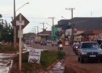Vídeo: Motoristas se arriscam na contramão para escapar de “lagoa” na Rua da Divisão