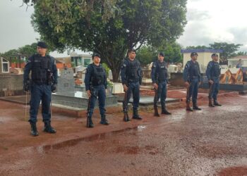 Última homenagem de PMs a “Praça Velho” emociona no enterro com salva de tiros e palmas