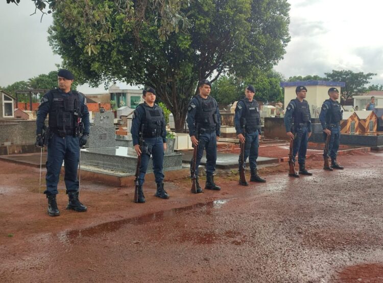 Última homenagem de PMs a “Praça Velho” emociona no enterro com salva de tiros e palmas