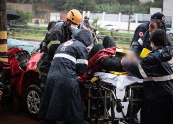 Condutor desvia de buraco, bate em poste e fica preso às ferragens na Ernesto Geisel