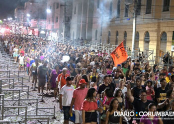 “Sou atrevido, sou garanhão…”: Lotada, Corumbá é invadida pelo bloco Cibalena