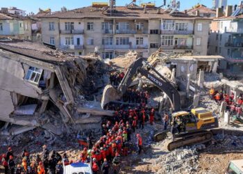 Mais de 2,3 mil pessoas morrem em terremotos na Turquia