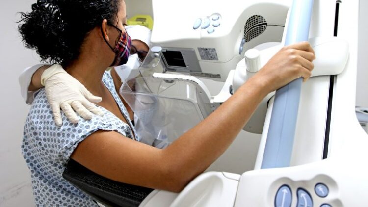 Com agendamento facilitado, mulheres saem com data da mamografia nas mãos na Capital
