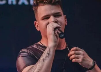 Cantor sertanejo morre após motorista em fuga invadir pista contrária e bater em seu carro