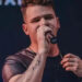 Cantor sertanejo morre após motorista em fuga invadir pista contrária e bater em seu carro