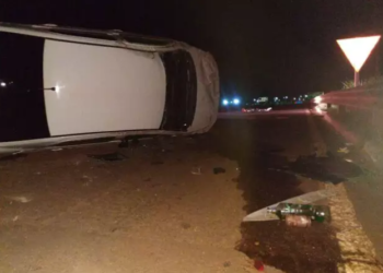 Homem morre, após bater em rotatória e capotar Voyage na BR-262