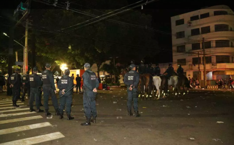 PM esvazia público do Carnaval e em certo momento usa balas de borracha e gás lacrimogênio