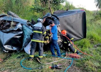 Caminhonete Ranger bate em coqueiro, sai da pista e mata uma pessoa na manhã deste domingo