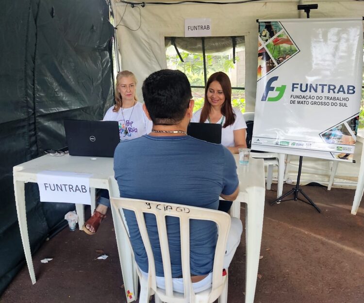 Com fim da CTPS em papel, população vulnerável enfrenta dificuldades para acessar informações trabalhistas