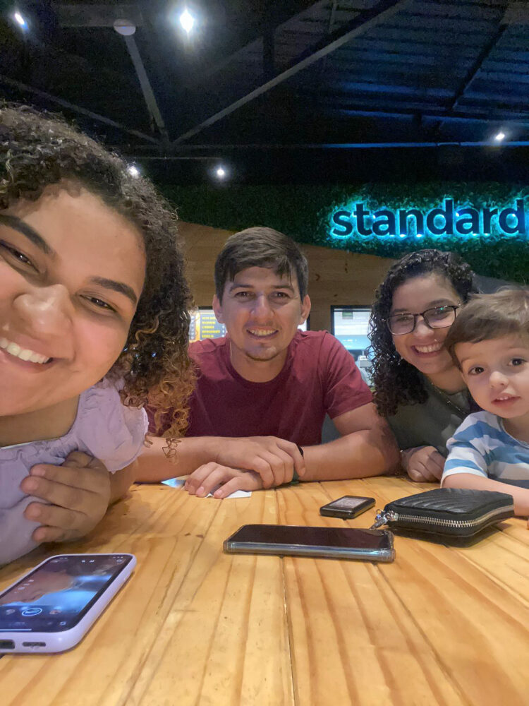 “Eles me geraram em pensamento e quando me adotaram nasci de novo”, diz jovem que foi adotada