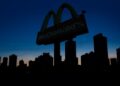 McDonald’s apaga as fachadas dos restaurantes em apoio à Hora do Planeta