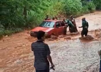 Vídeo: Carros são engolidos por crateras e “rios” que se formaram durante a chuva na Capital”