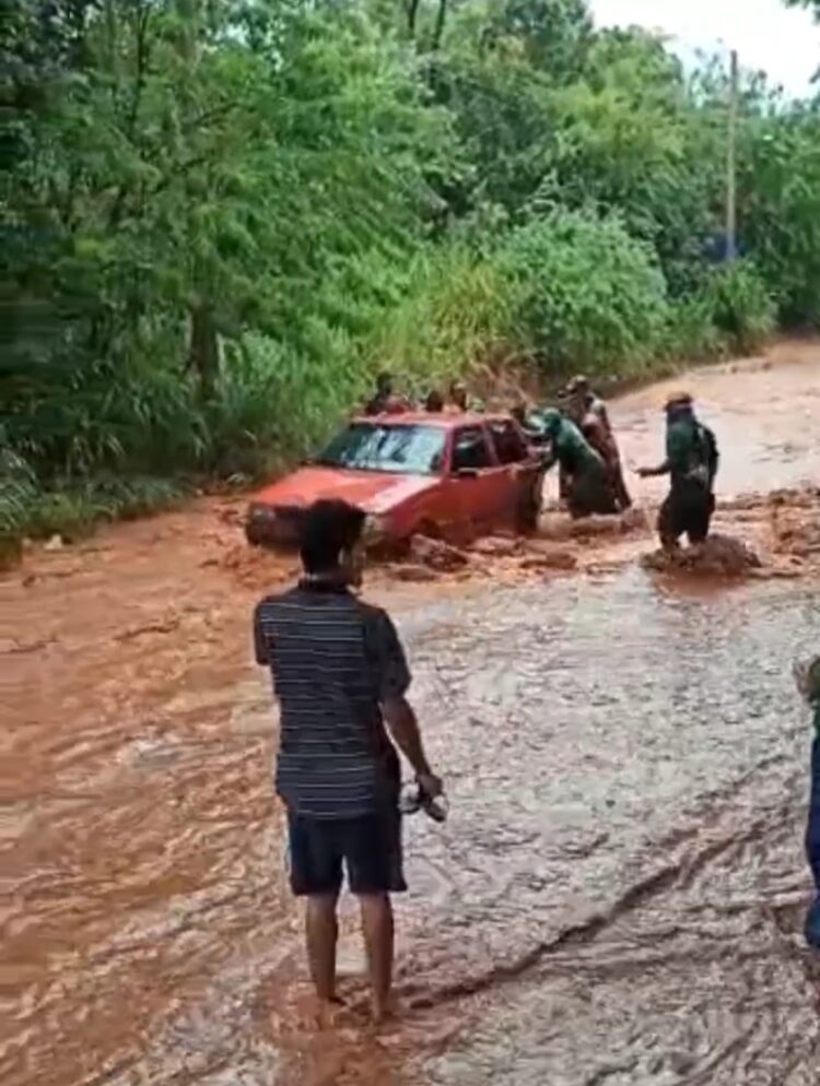 Vídeo: Carros são engolidos por crateras e “rios” que se formaram durante a chuva na Capital”
