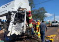 Colisão entre 2 carretas na BR-163 deixa motorista preso às ferragens em Campo Grande