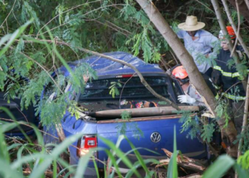 Saveiro colide com caminhão e sai da pista deixando 4 feridos, entre eles, 2 crianças e um adolescente