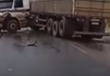 Carreta desgovernada atinge seis veículos e colisão tumultua a BR-060 nesta tarde