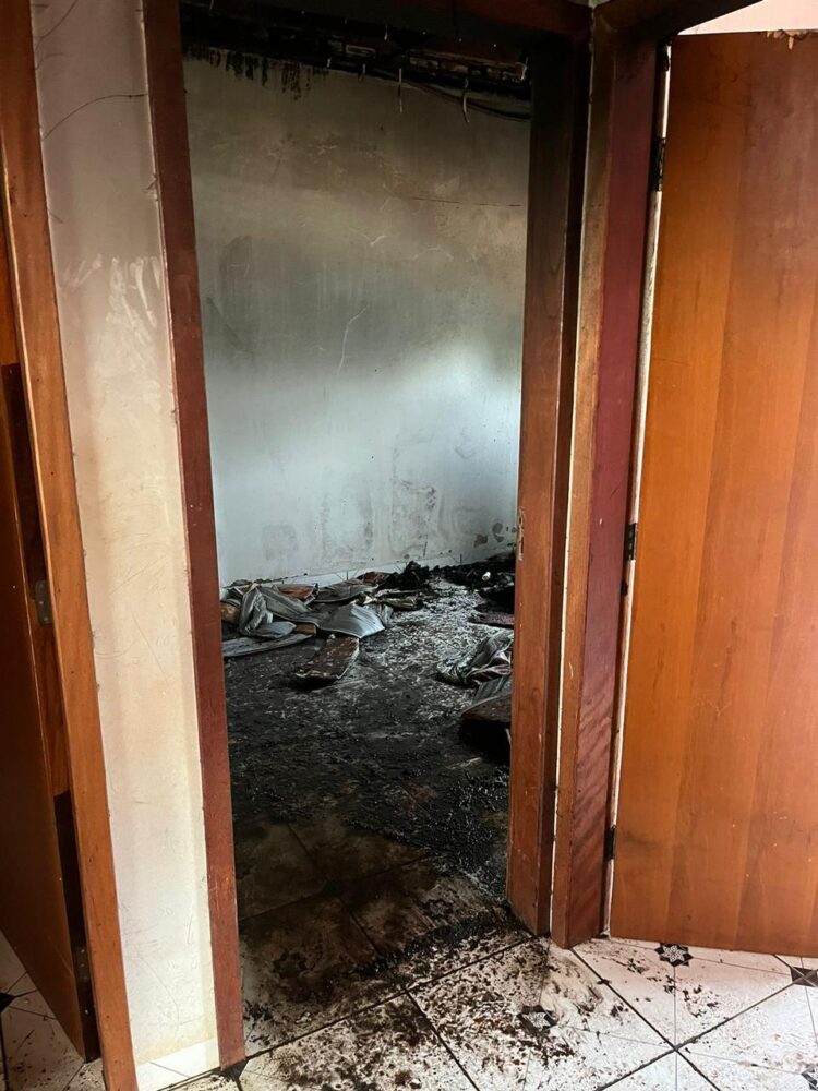Com ciúmes, homem bota fogo na casa da ex-esposa e vai preso