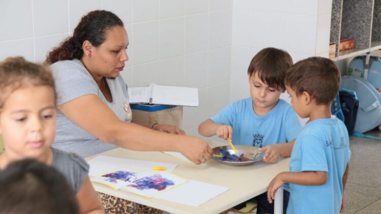 Mais de 80 assistentes educacionais infantis são convocados pela Prefeitura