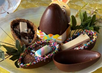 Prefeitura entrega certificados de curso de ovos de Páscoa a moradoras do Cidade Morena