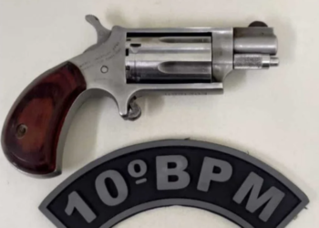 S-10 com pneu furado chama a atenção da PM que localiza revólver e prende motorista