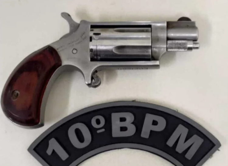 S-10 com pneu furado chama a atenção da PM que localiza revólver e prende motorista