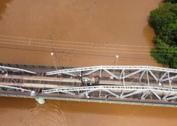 Após roda escapar, motorista capota veículo em cima da Ponte que liga Aquidauana a Anastácio