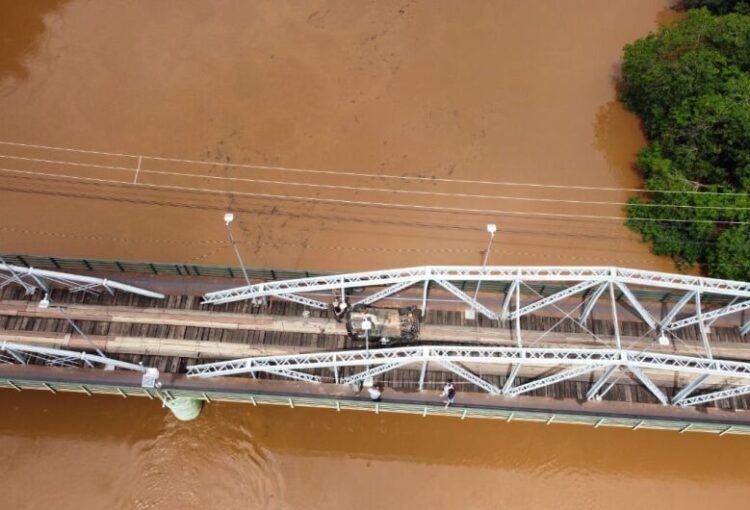 Após roda escapar, motorista capota veículo em cima da Ponte que liga Aquidauana a Anastácio