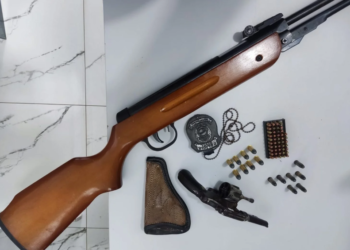 Após ameaçar a esposa, homem é preso com revólver e espingarda em casa