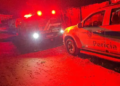 Amigo encontra homem morto em poça de sangue ao encontrar porta de casa arrombada