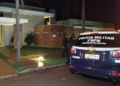 Ladrão atira contra vítima em assalto à casa, arma falha e ele morre ao confrontar PM