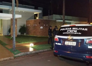 Ladrão atira contra vítima em assalto à casa, arma falha e ele morre ao confrontar PM