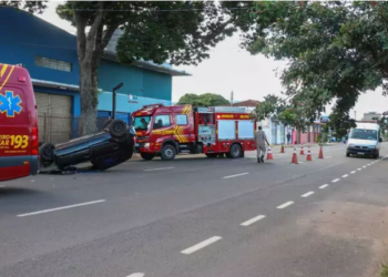 Jovem dorme ao volante, bate em árvore e capota Clio na 14 de Julho