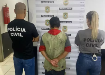 Homem é flagrado e preso por equipe da polícia agredindo esposa com pedaço de pau