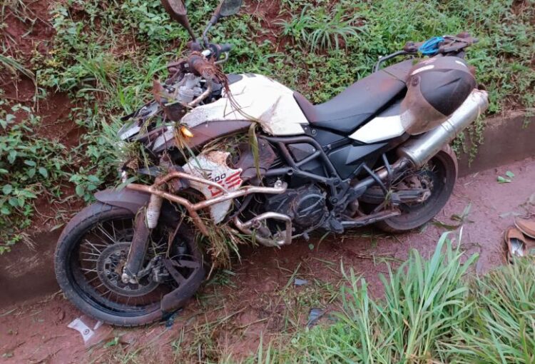 Moto BMW com placa de Dourados cai em valeta e motociclista morre