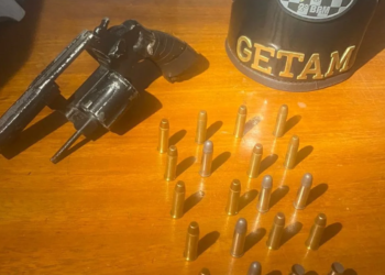 Vizinho abre fogo contra comerciante, após agressões verbais, e atinge engradados de cerveja