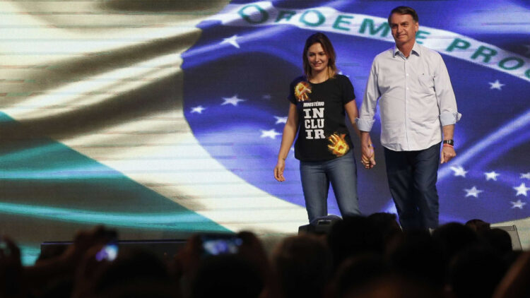 ‘Falta vivência e ela não quer’, diz Bolsonaro sobre Michelle disputar a Presidência