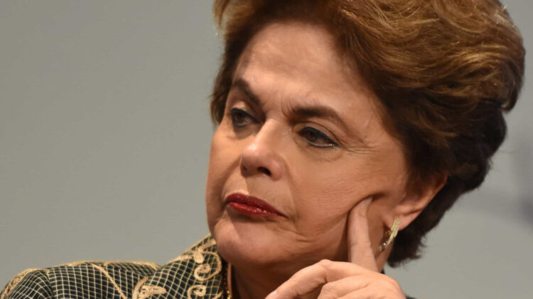 Sem Lula, Dilma viaja à China e assume cargo de presidente do banco dos Brics