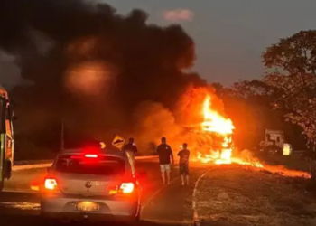 Compartimento de carga de carreta pega fogo e parte da MS-134 é interditada