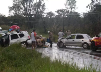 Colisão envolvendo 3 carros, na chuva com aquaplanagem, mata 1 motorista na Capital