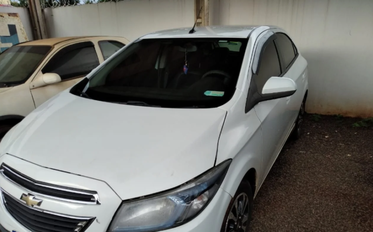 Haitiano perde Onix ao trocar por terreno de golpista e polícia consegue recuperar carro